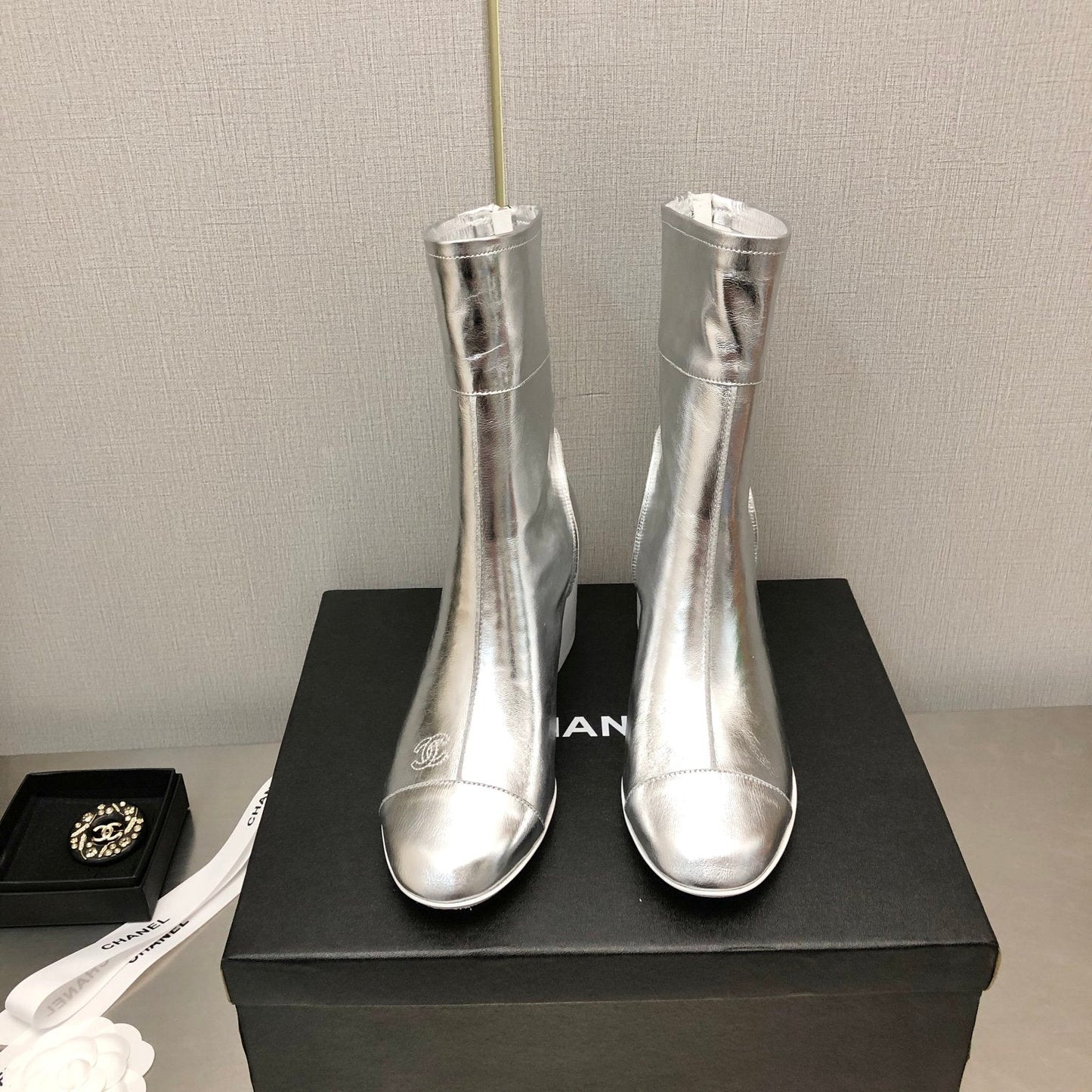BLOCK HEEL ANKLE BOOTS IN SILVER CALFSKIN - 35