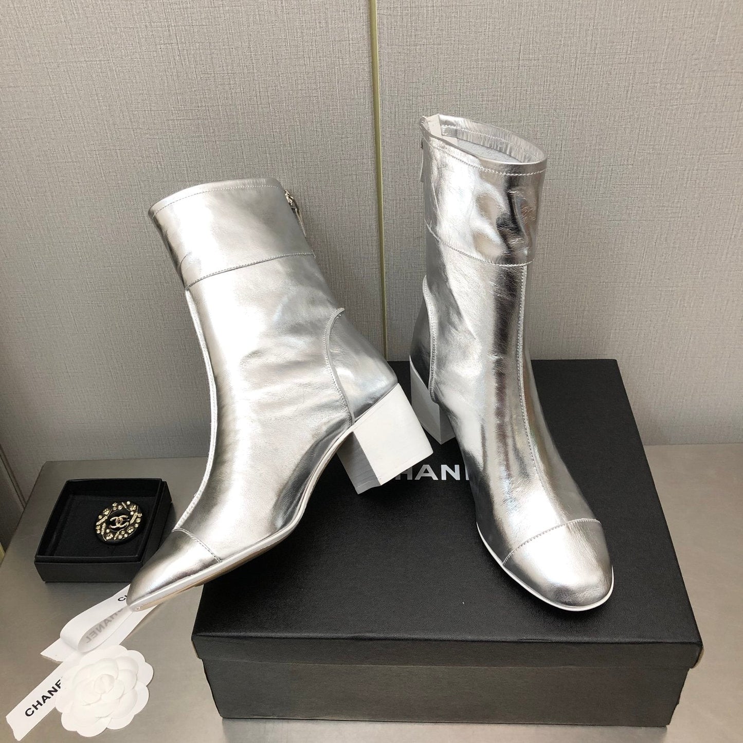 BLOCK HEEL ANKLE BOOTS IN SILVER CALFSKIN - 35