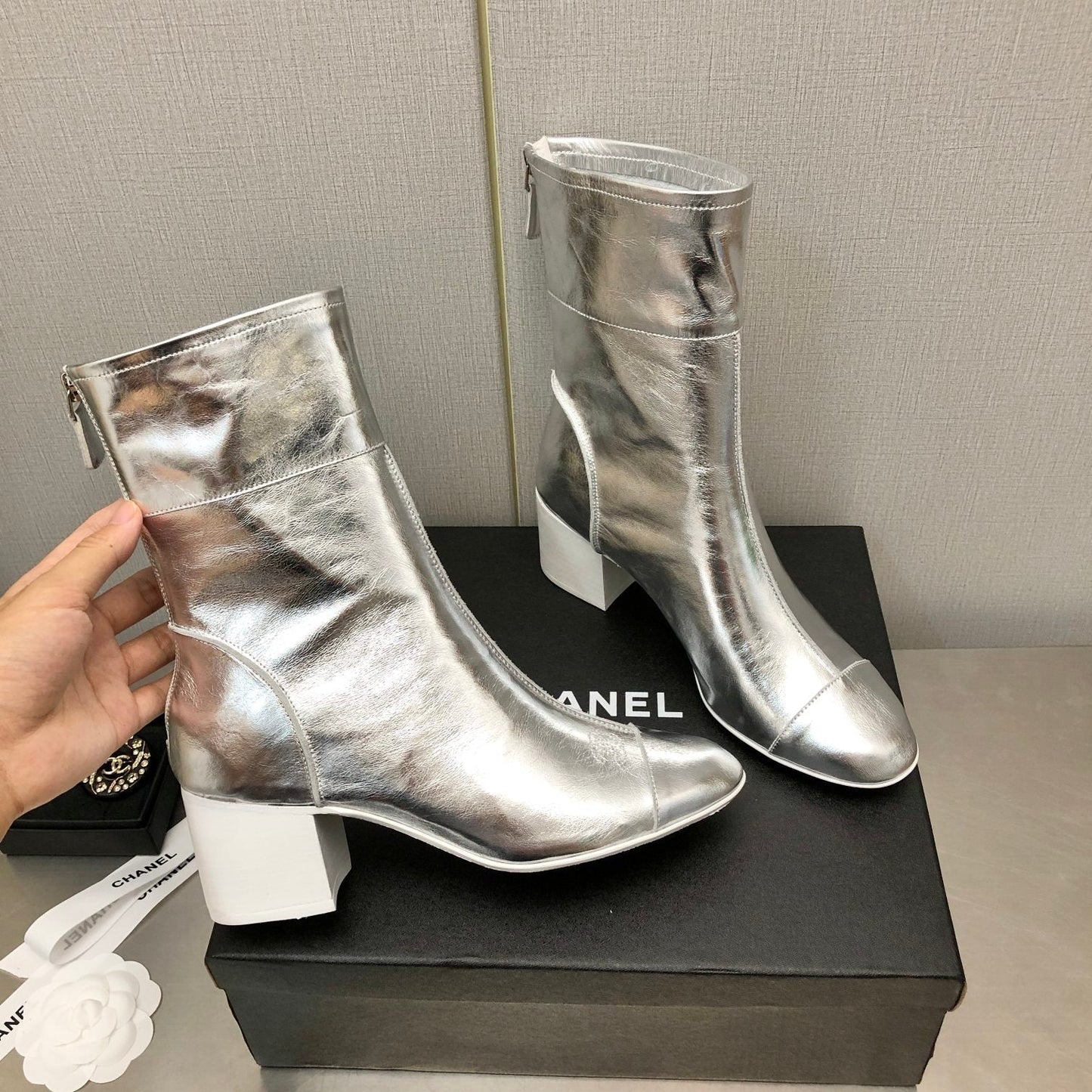 BLOCK HEEL ANKLE BOOTS IN SILVER CALFSKIN - 35