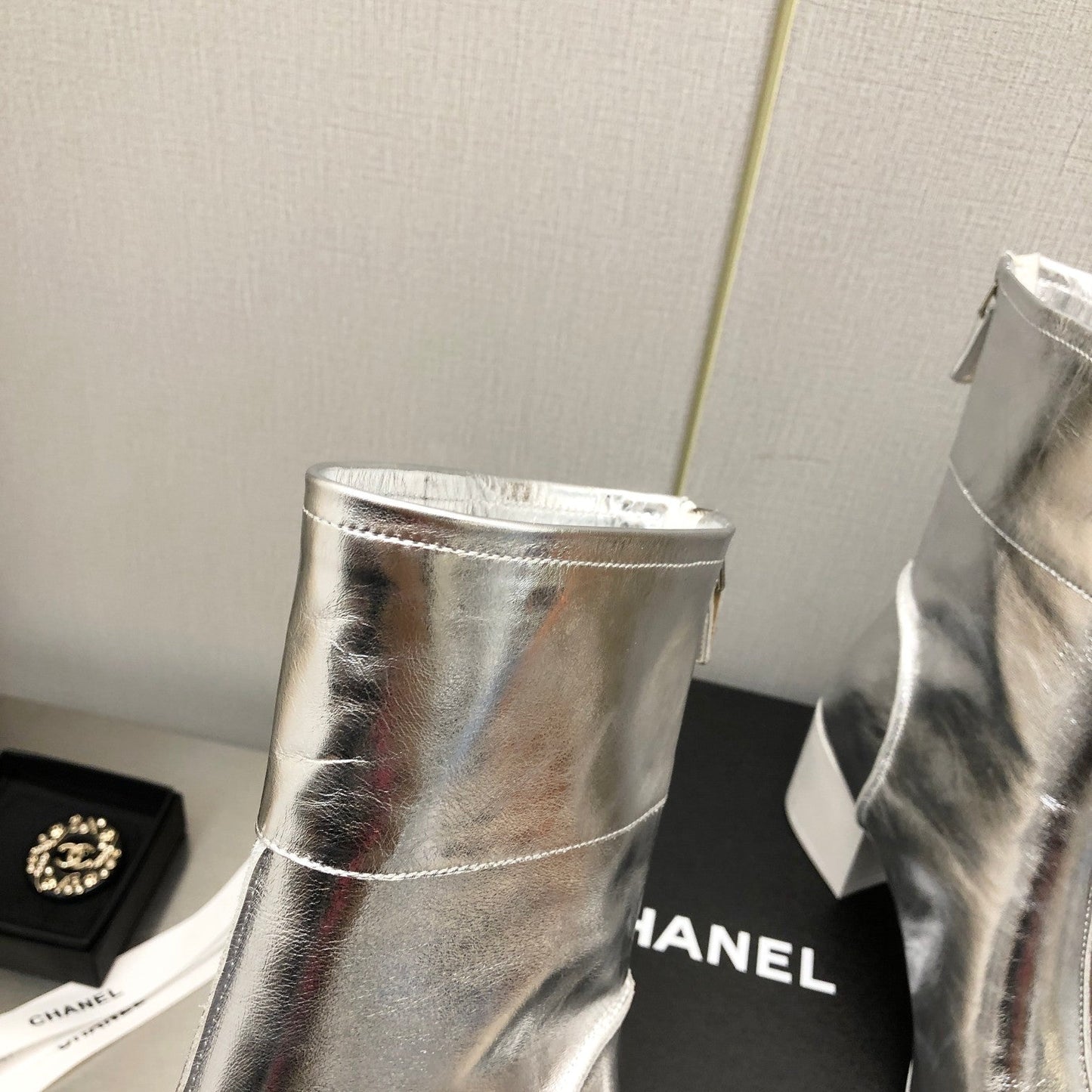 BLOCK HEEL ANKLE BOOTS IN SILVER CALFSKIN - 35