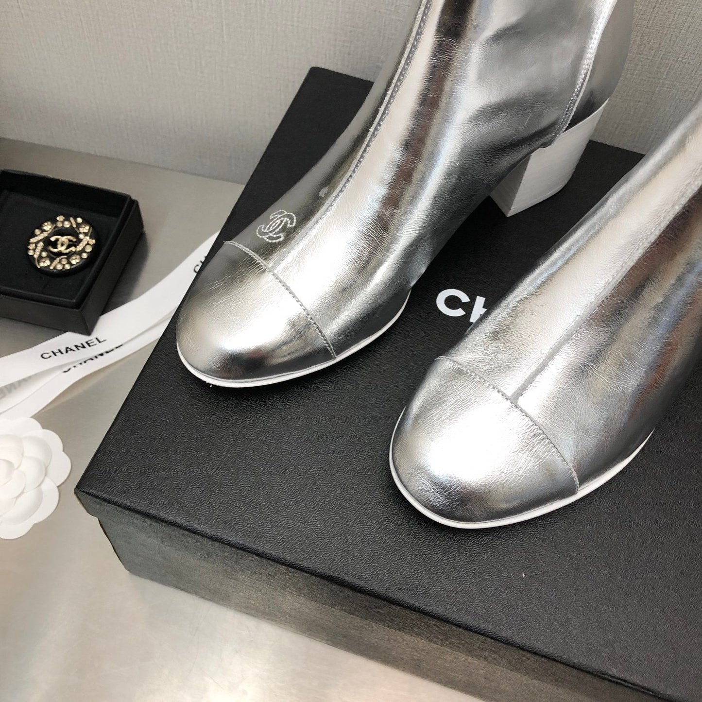 BLOCK HEEL ANKLE BOOTS IN SILVER CALFSKIN - 35