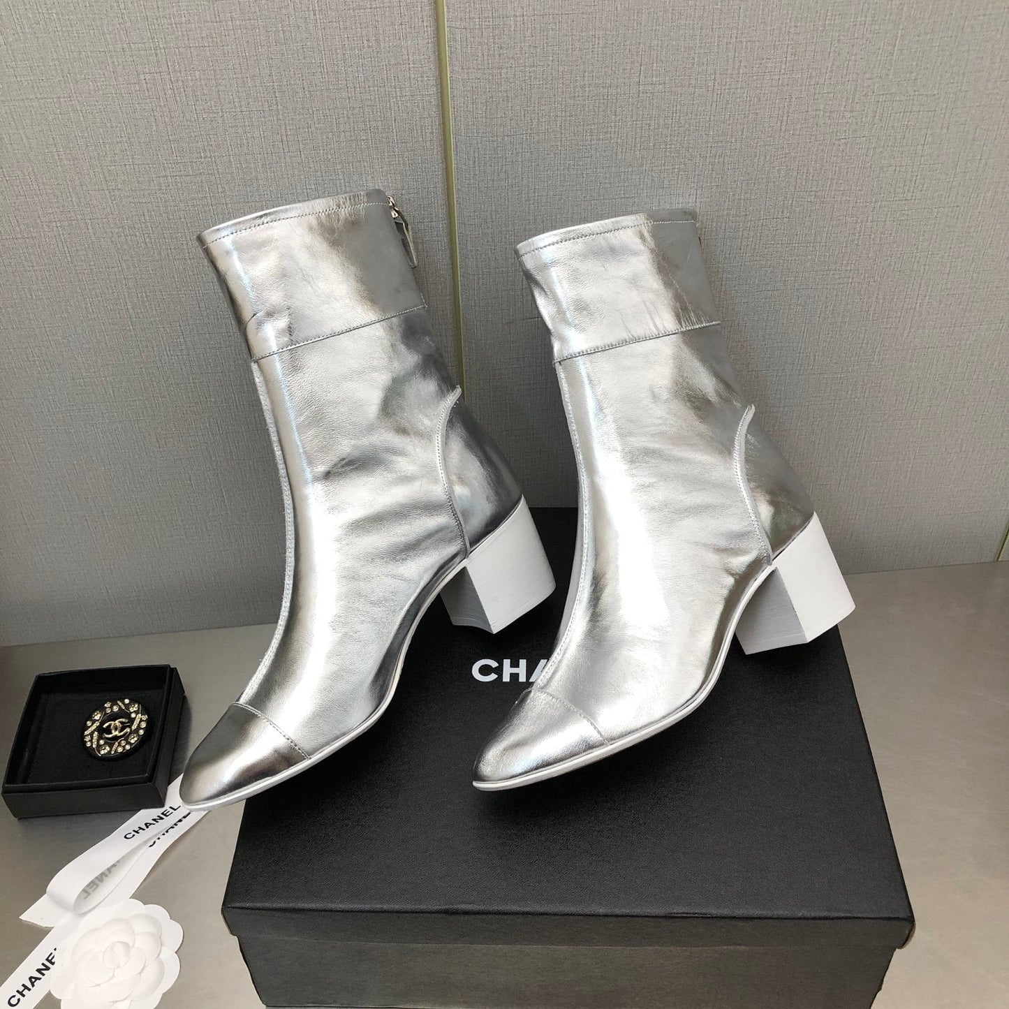 BLOCK HEEL ANKLE BOOTS IN SILVER CALFSKIN - 35