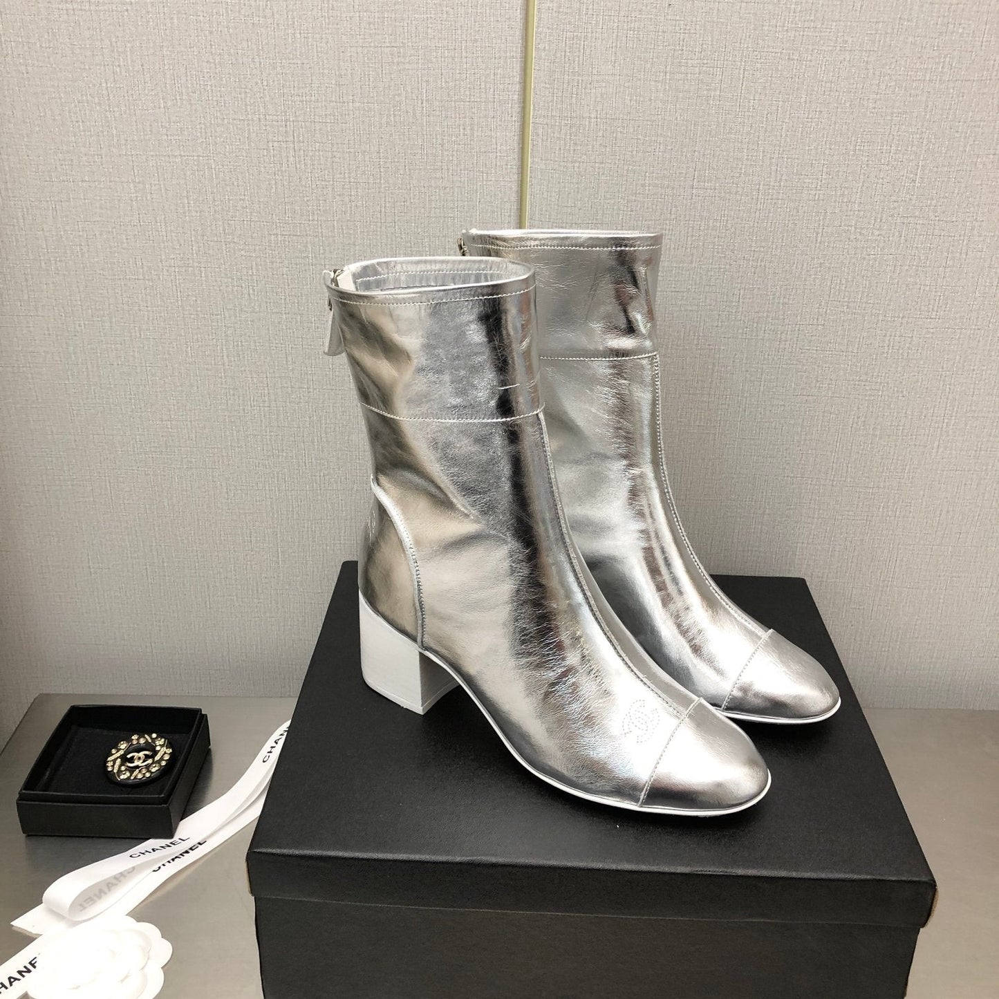 BLOCK HEEL ANKLE BOOTS IN SILVER CALFSKIN - 35