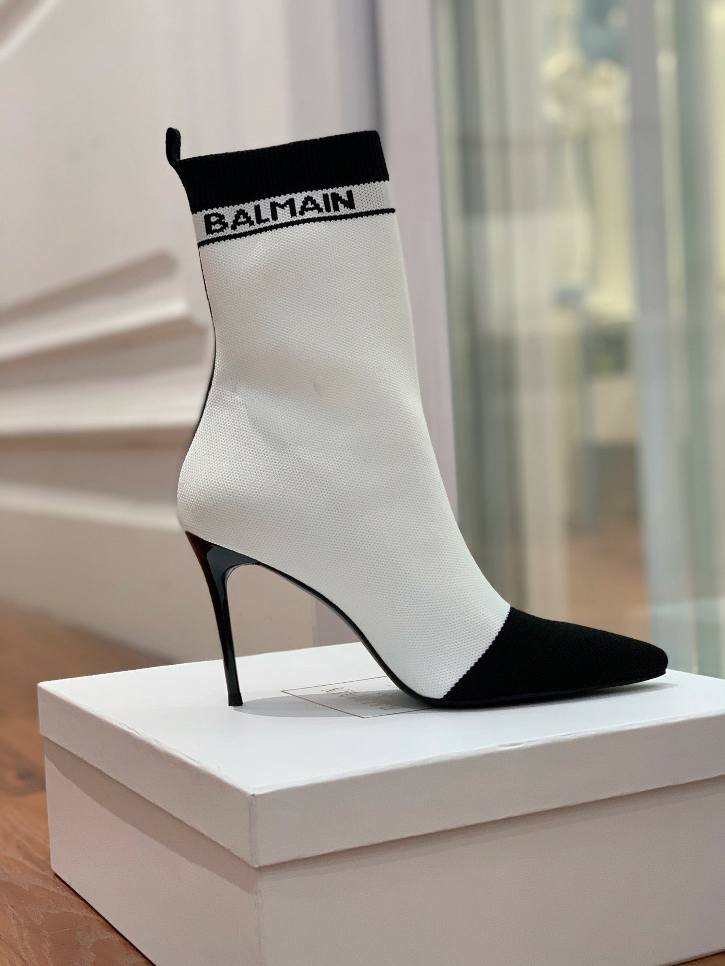 ЧОБОТИ BALMAIN 26S 105 ММ БІЛОГО ТА ЧОРНОГО КОЛЬОРУ З FLYKNIT, СТИЛЬ 18