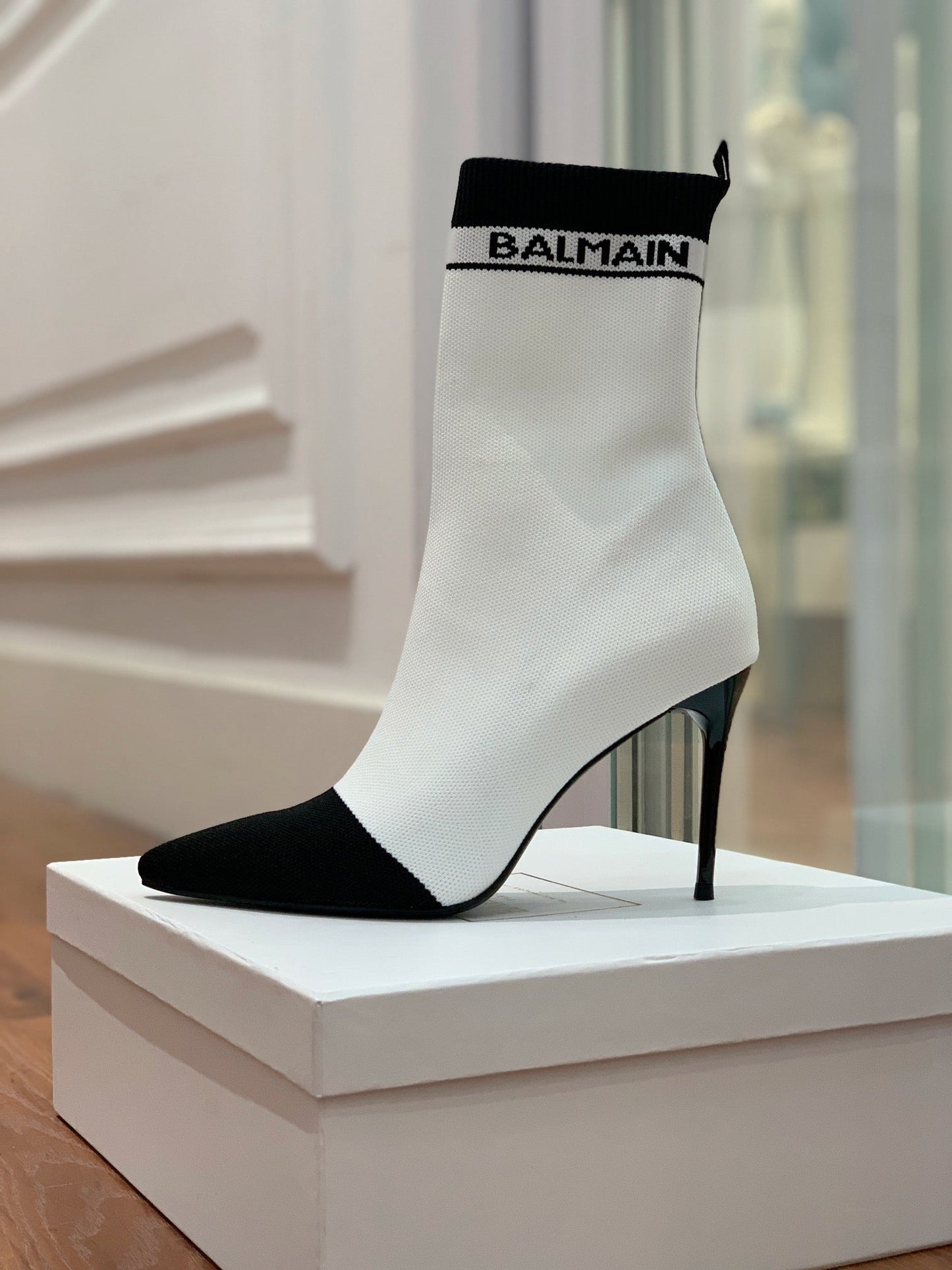 ЧОБОТИ BALMAIN 26S 105 ММ БІЛОГО ТА ЧОРНОГО КОЛЬОРУ З FLYKNIT, СТИЛЬ 18