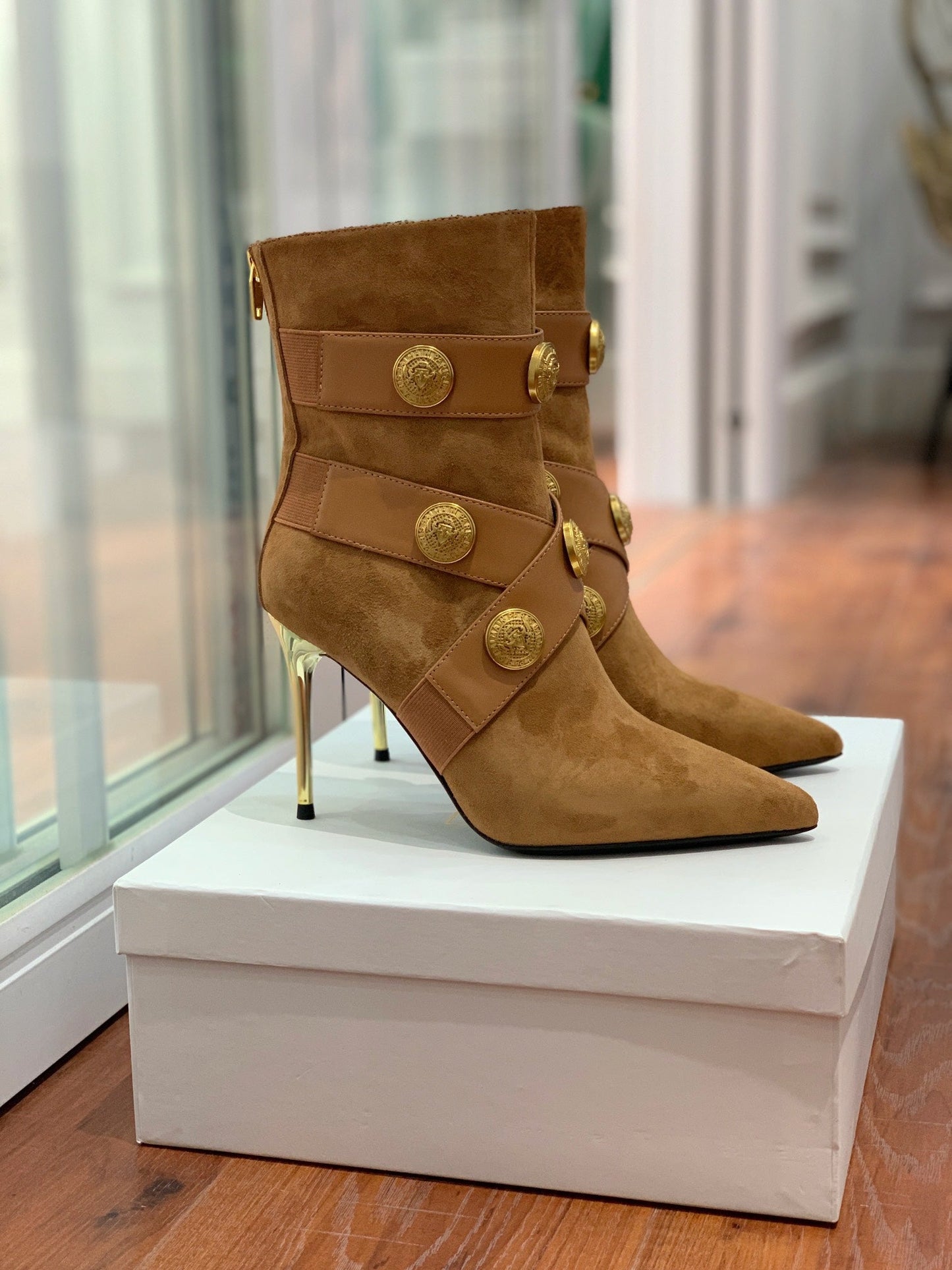 ЧЕРЕВИКИ BALMAIN 26S 105 ММ З КОРИЧНЕВОЇ ЗАМШІ ІЗ ЗОЛОТОЮ ФУРНІТУРОЮ