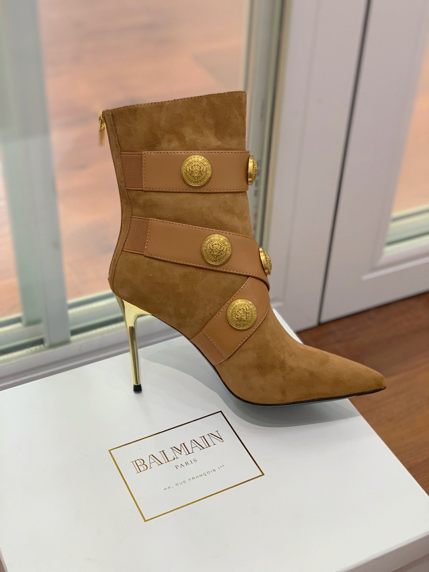 ЧЕРЕВИКИ BALMAIN 26S 105 ММ З КОРИЧНЕВОЇ ЗАМШІ ІЗ ЗОЛОТОЮ ФУРНІТУРОЮ