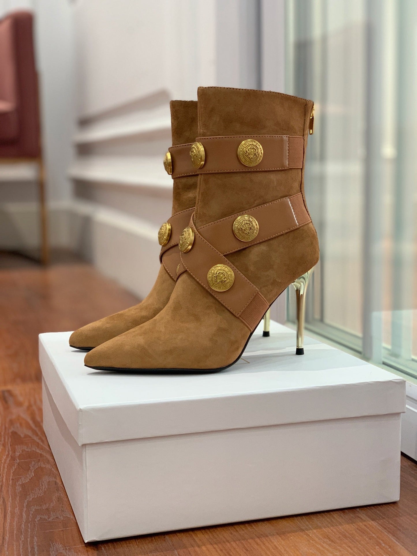ЧЕРЕВИКИ BALMAIN 26S 105 ММ З КОРИЧНЕВОЇ ЗАМШІ ІЗ ЗОЛОТОЮ ФУРНІТУРОЮ
