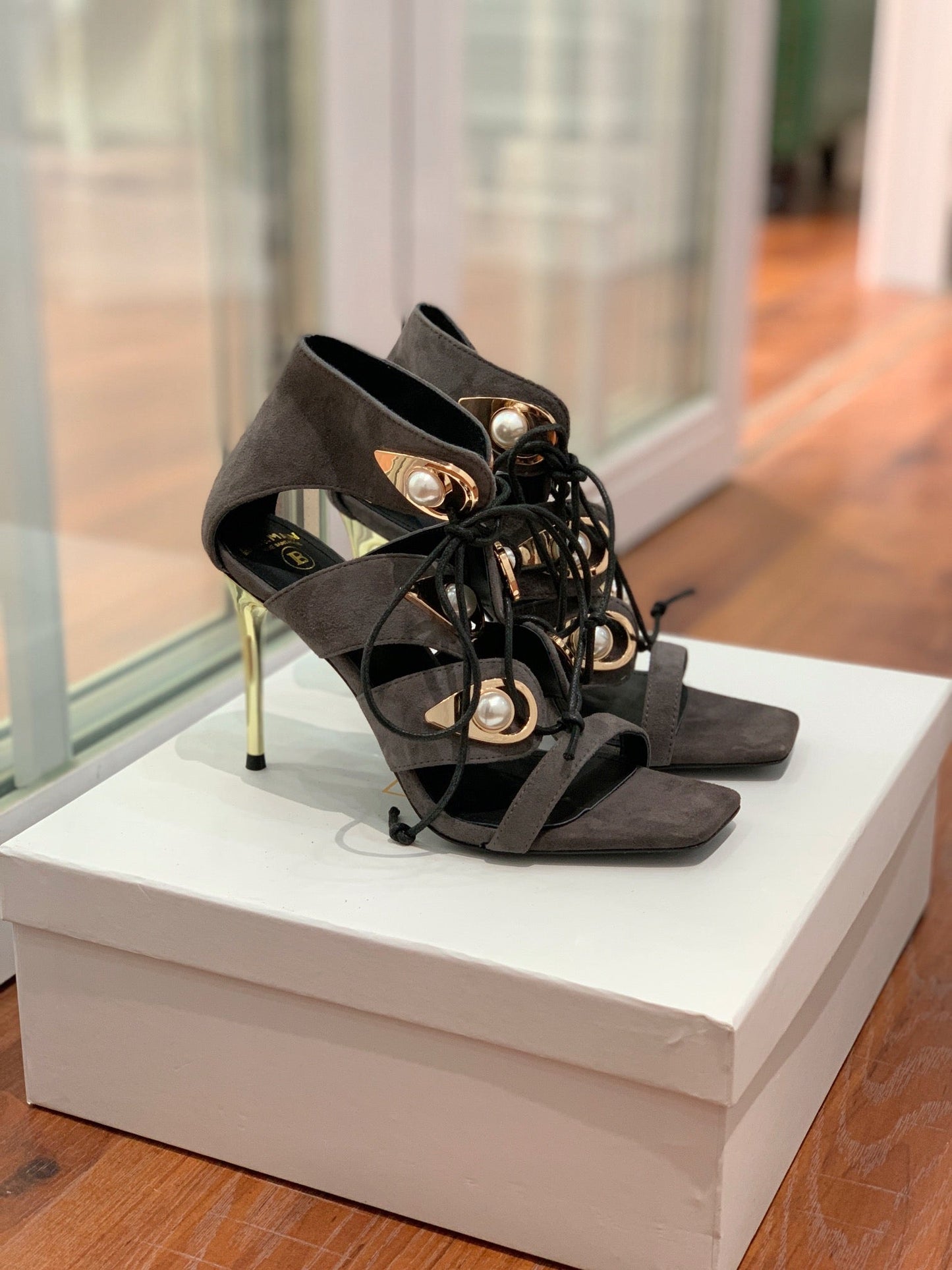 BALMAIN 25S HIGH HEELS 95MM IN CHARCOAL BROWN SUEDE WITH PEARL - 36