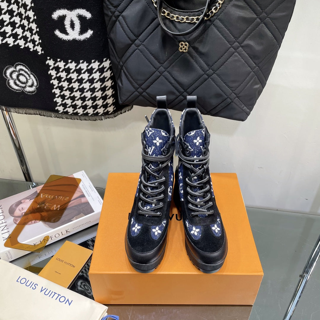 LAUREATE PLATFORM BOOTS IN BLACK SUEDE AND NAVY BLUE MONOGRAM JACQUARD PATTERN - 35