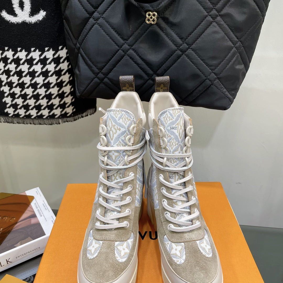 LAUREATE PLATFORM BOOTS IN OAT TAN SUEDE AND MONOGRAM JACQUARD PATTERN - 35