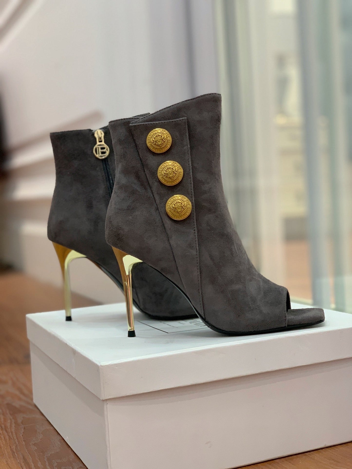 БОТІНКИ BALMAIN 26S З ВІДКРИТИМ НОСКОМ 95 ММ З СІРУВАТО-КОРИЧНЕВОЇ ЗАМШІ