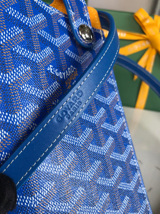 Чохол MONTMARTRE GM CASE 18 з канви Goyardine кольору Sapphire Blue