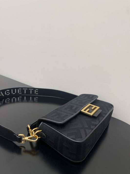 FENDI 26 BAGUETTE ЧОРНА СУМКА ЗІ ШКІРИ NAPPA З ЗОЛОТИСТОЮ ФУРНІТУРОЮ