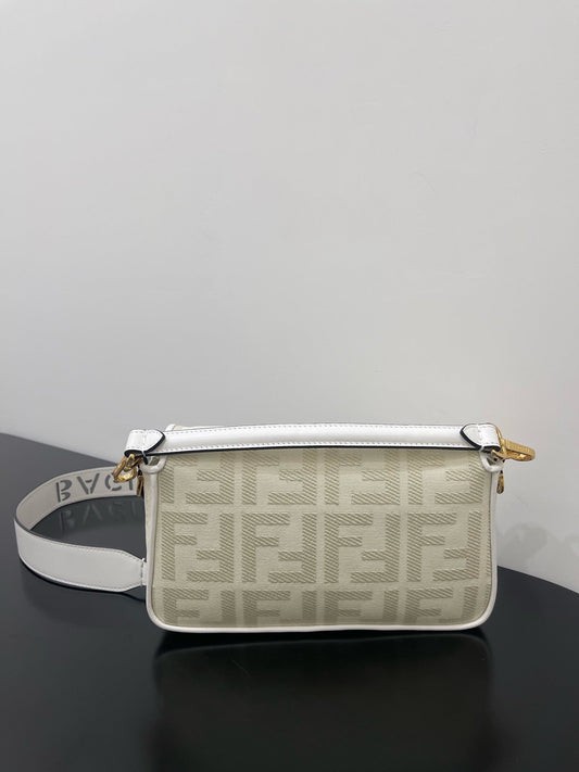 СУМКА FENDI 26 BAGUETTE З БІЛОЇ ШКІРИ НАППА ІЗ ЗОЛОТИСТОЮ ФУРНІТУРОЮ