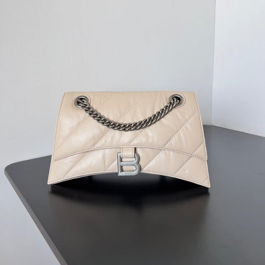 Сумка CRUSH CHAINED BAG 25 з стьобаної овечої шкіри бежевого кольору зі сріблястою фурнітурою