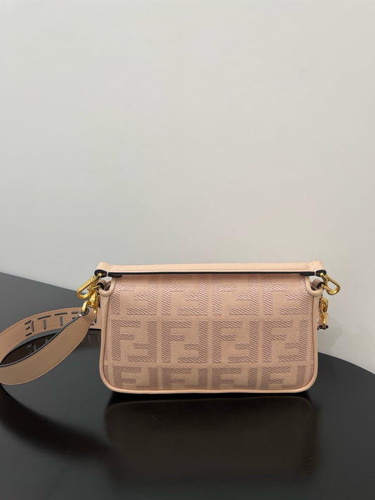 СУМКА FENDI 26 BAGUETTE СВІТЛО-РОЖЕВА ЗІ ШКІРИ НАППА ІЗ ЗОЛОТОЮ ФУРНІТУРОЮ