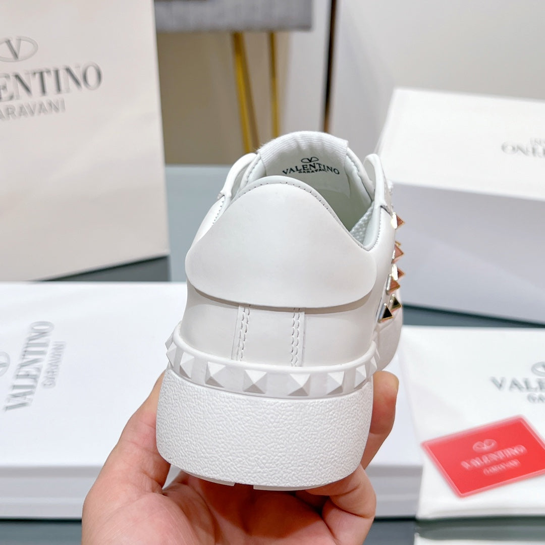 VALENTINO 25S GARAVANI ROCKSTUD UNTITLED STUDDED SNEAKERS IN WHITE LAMBSKIN - 35