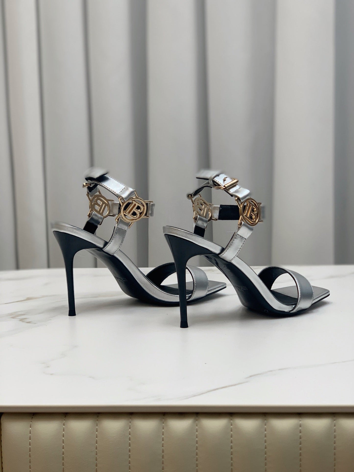 BALMAIN 25S HIGH HEELS WITH B METAL DETAIL 95MM IN SILVER CALFSKIN - 35