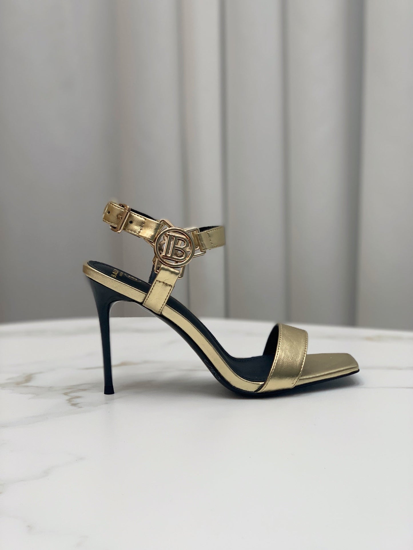 BALMAIN 25S HIGH HEELS WITH B METAL DETAIL 95MM IN GOLD CALFSKIN - 35