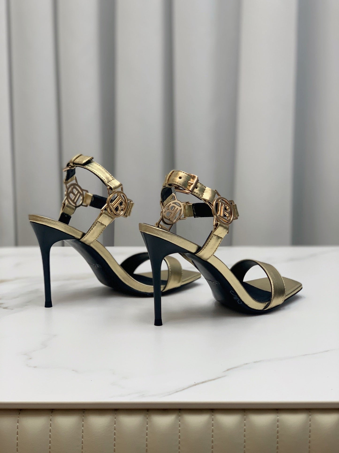 BALMAIN 25S HIGH HEELS WITH B METAL DETAIL 95MM IN GOLD CALFSKIN - 35