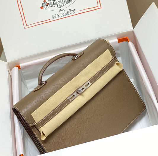 КЕЙС KELLY DEPECHES 38 ЗІ ШКІРИ TOGO ТА СРІБНОЮ ФУРНІТУРОЮ, КОЛІР ETOUPE