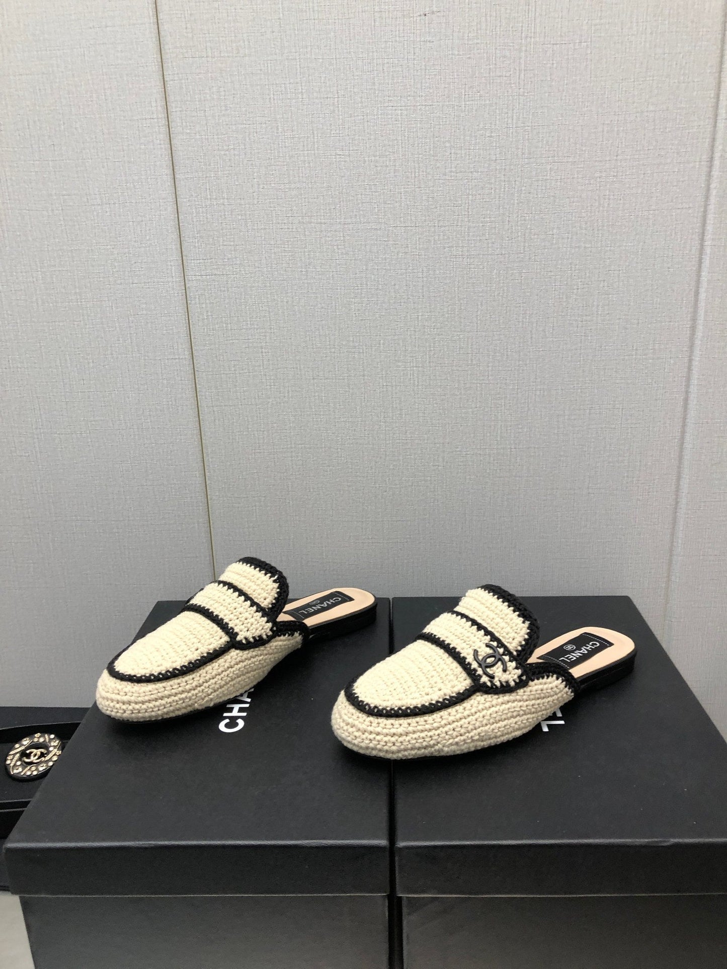HALF-MULES IN CREAM WOOL WOVEN - 35