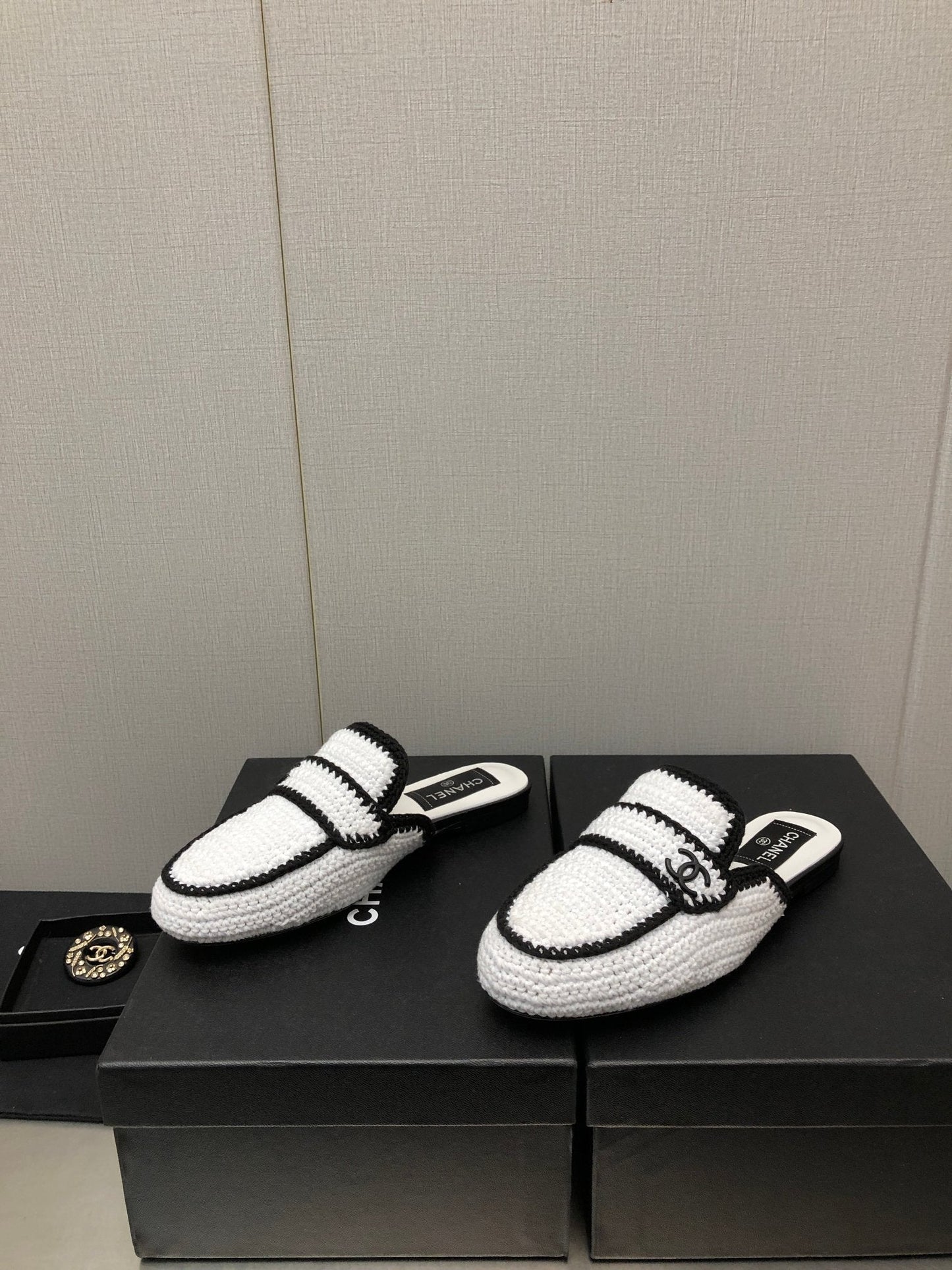 HALF-MULES IN WHITE MIX BLACK WOOL WOVEN - 35