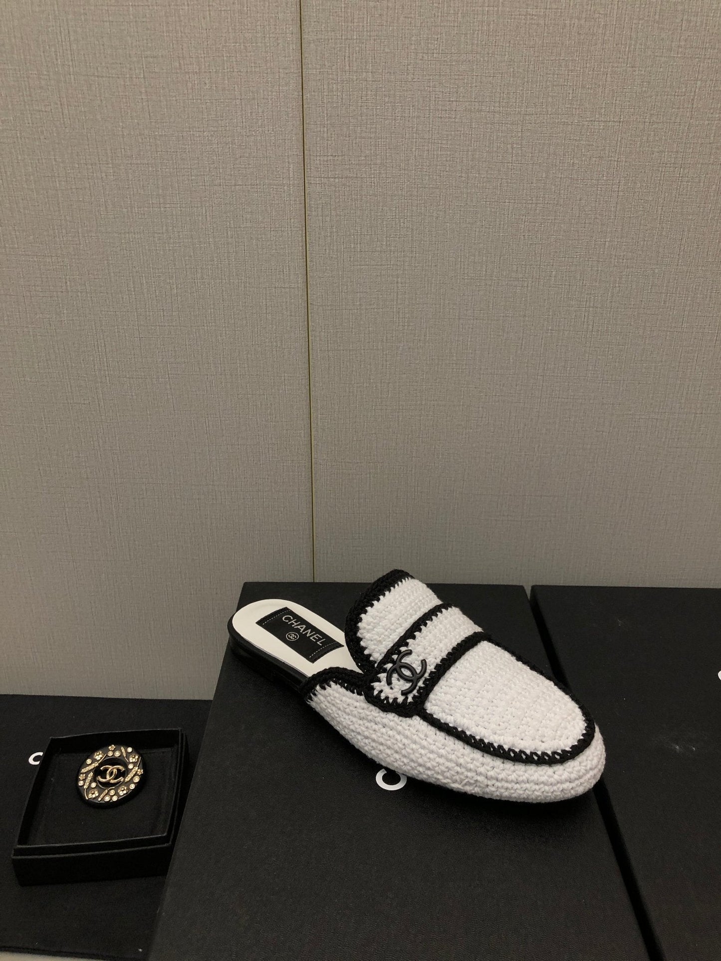 HALF-MULES IN WHITE MIX BLACK WOOL WOVEN - 35