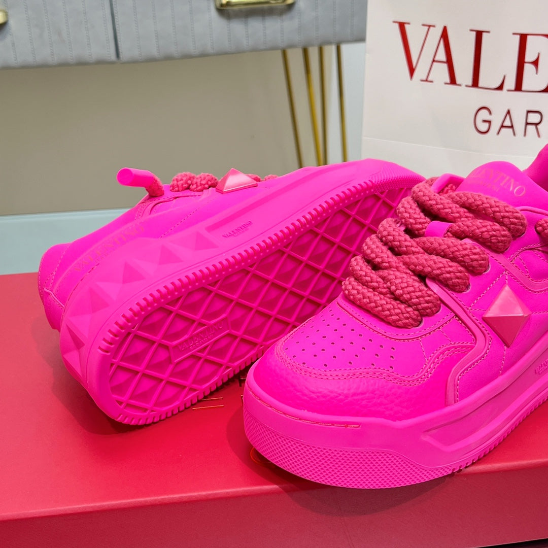 VALENTINO 25S GARAVANI ONE STUD XL PLATFORM SNEAKERS IN PINK LAMBSKIN - 35