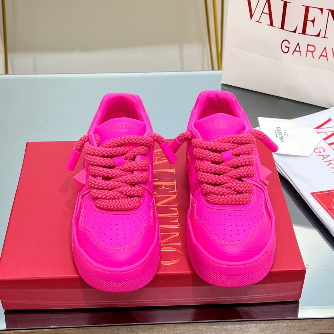 VALENTINO 25S GARAVANI ONE STUD XL PLATFORM SNEAKERS IN PINK LAMBSKIN - 35