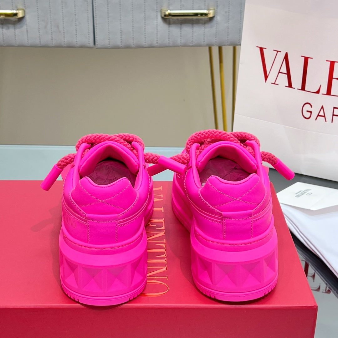 VALENTINO 25S GARAVANI ONE STUD XL PLATFORM SNEAKERS IN PINK LAMBSKIN - 35