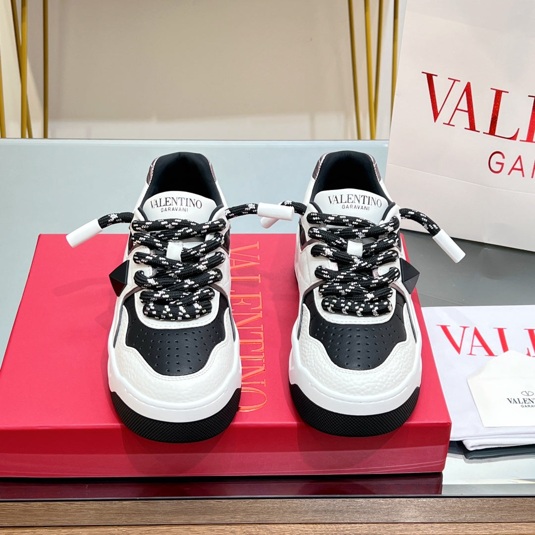 VALENTINO 25S GARAVANI ONE STUD XL PLATFORM SNEAKERS IN WHITE MIX BLACK LAMBSKIN - 35