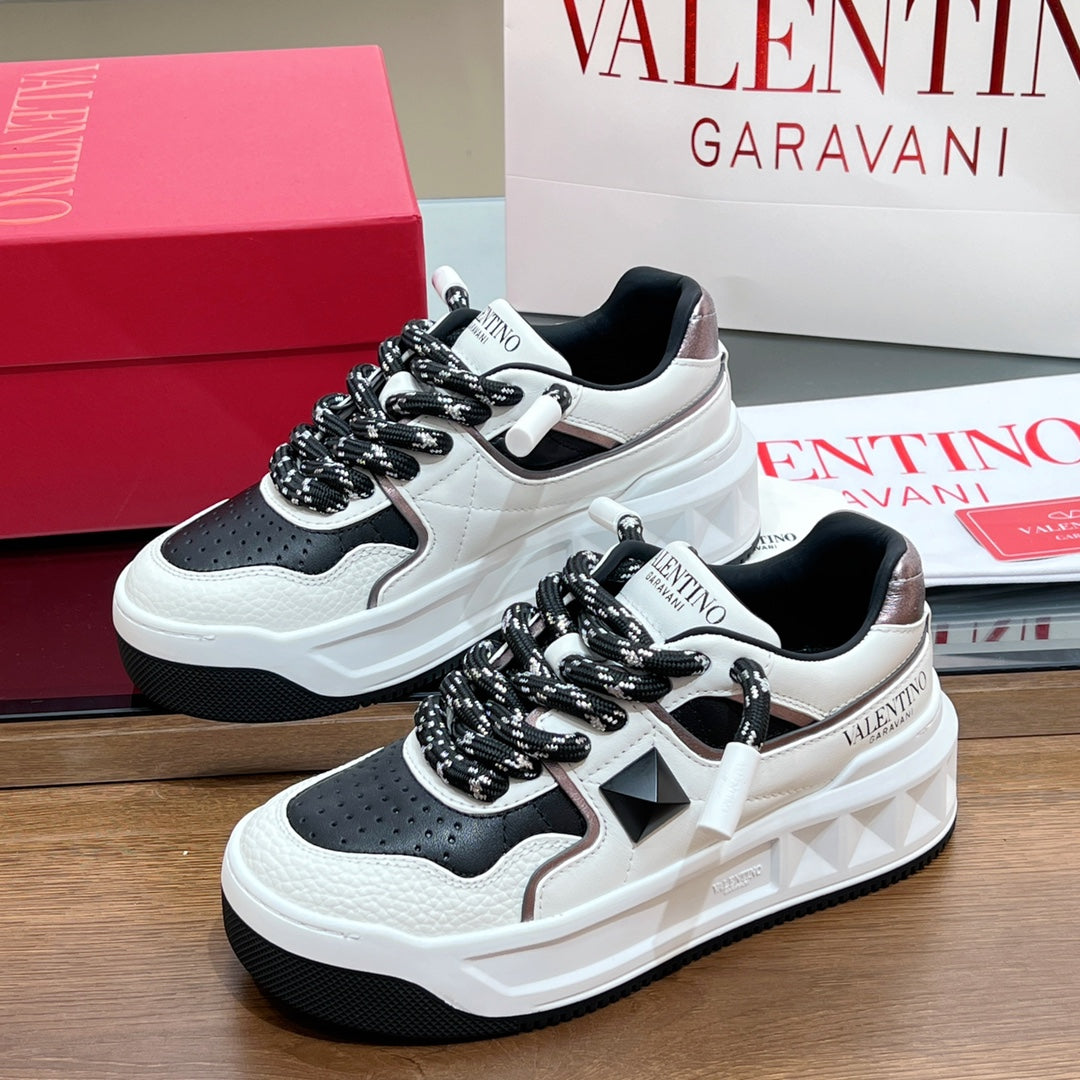 VALENTINO 25S GARAVANI ONE STUD XL PLATFORM SNEAKERS IN WHITE MIX BLACK LAMBSKIN - 35