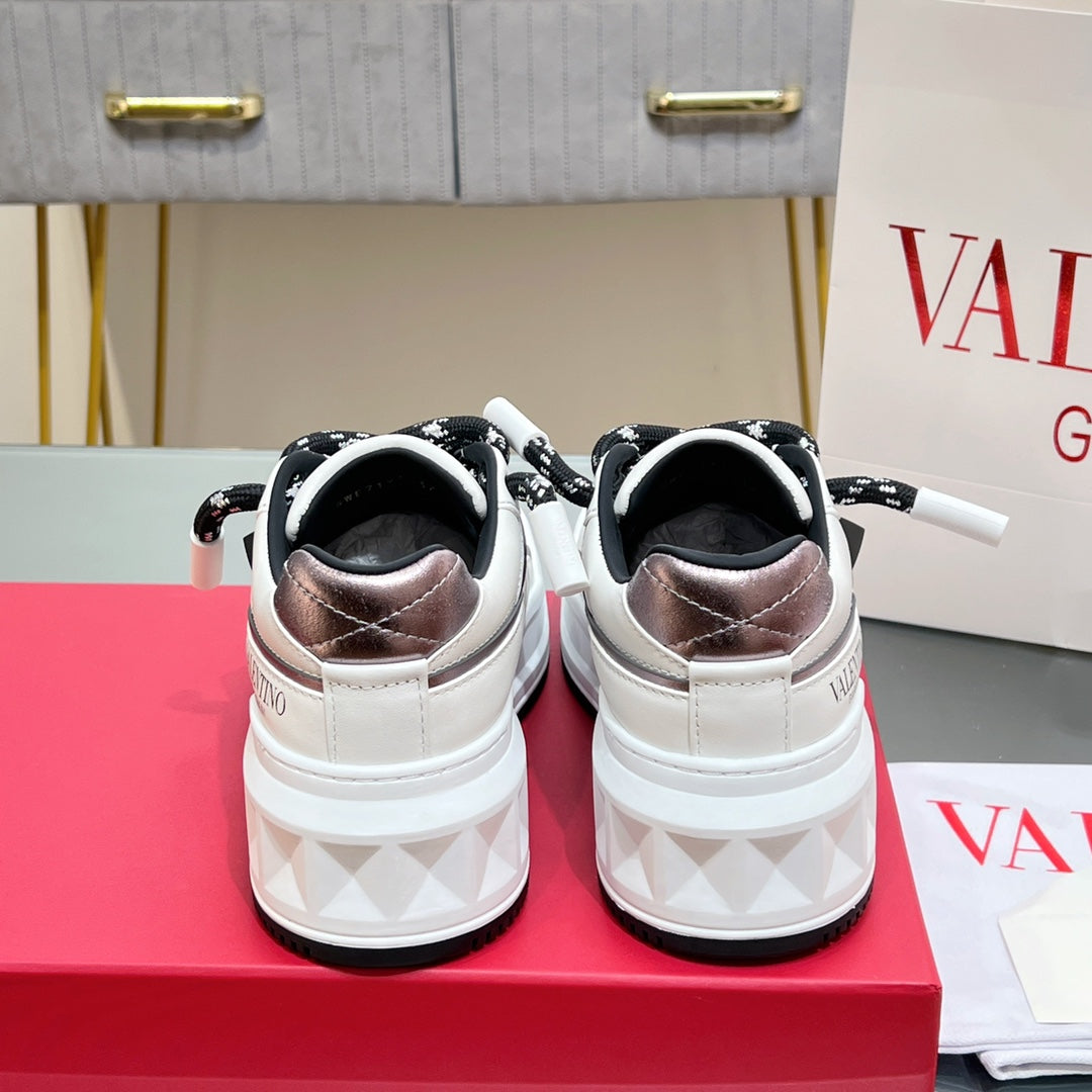 VALENTINO 25S GARAVANI ONE STUD XL PLATFORM SNEAKERS IN WHITE MIX BLACK LAMBSKIN - 35