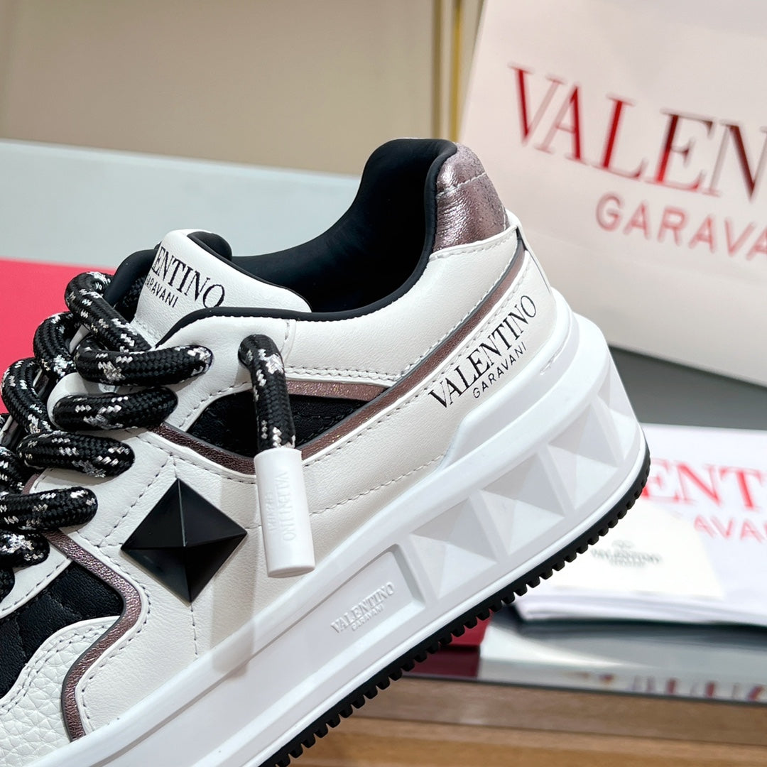 VALENTINO 25S GARAVANI ONE STUD XL PLATFORM SNEAKERS IN WHITE MIX BLACK LAMBSKIN - 35
