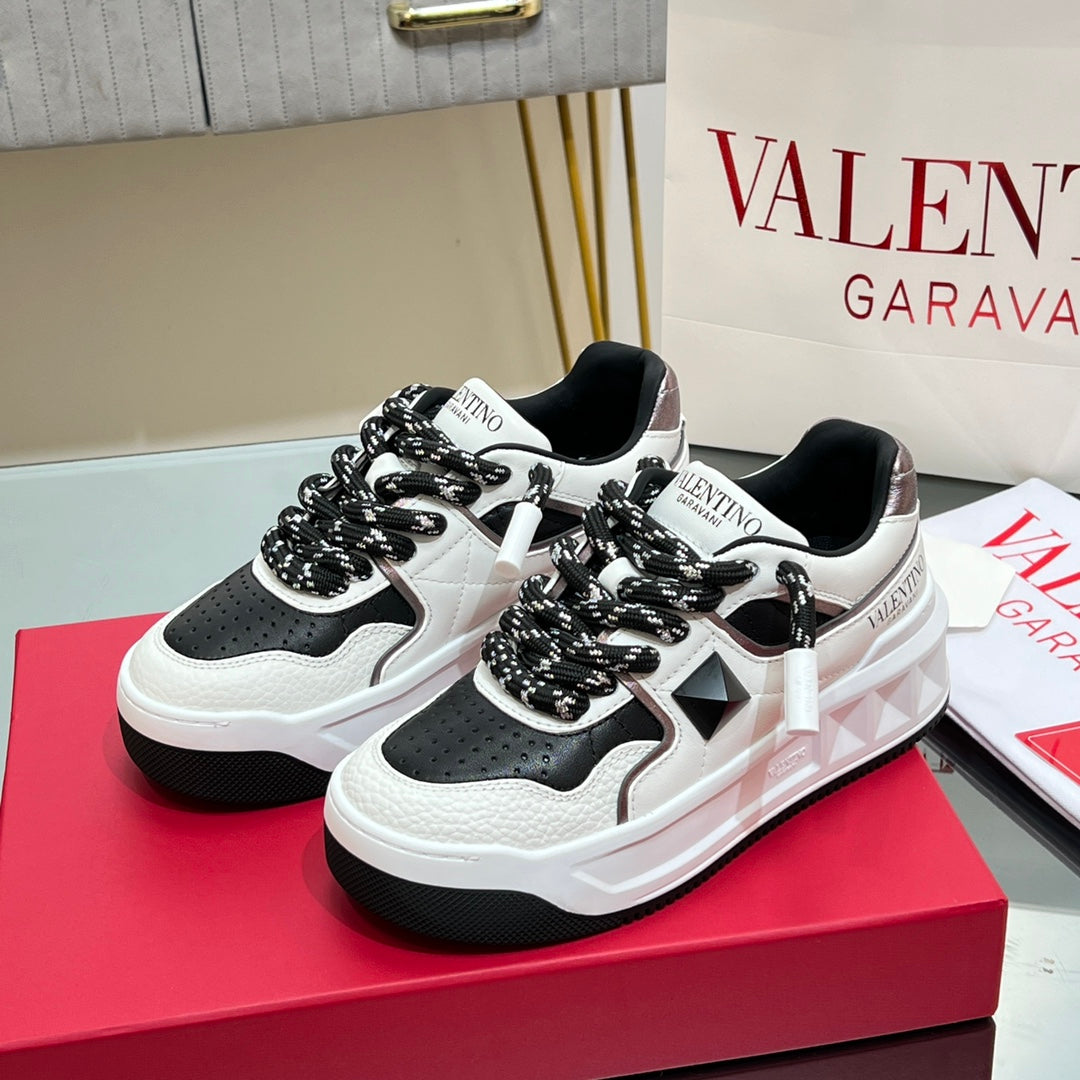 VALENTINO 25S GARAVANI ONE STUD XL PLATFORM SNEAKERS IN WHITE MIX BLACK LAMBSKIN - 35