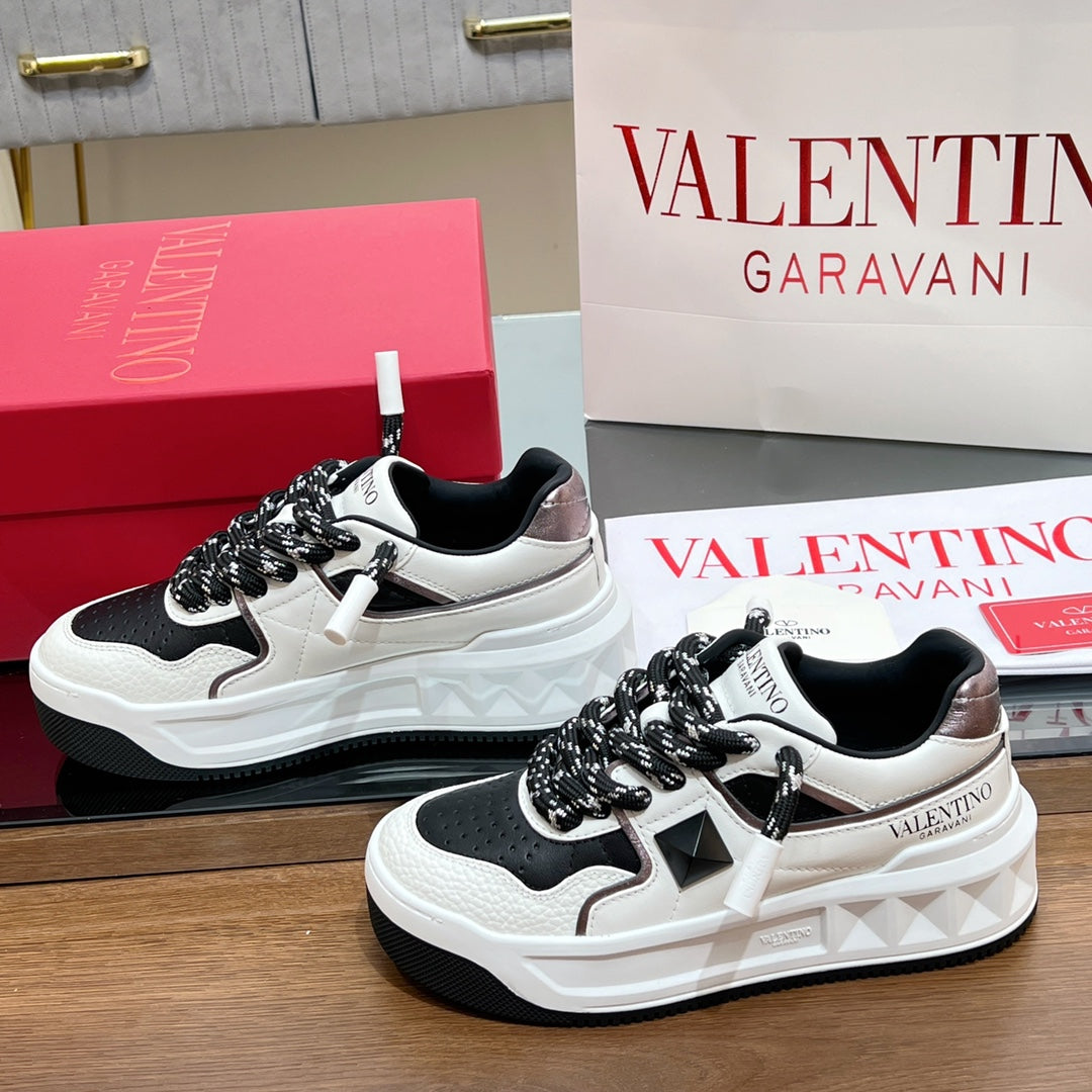 VALENTINO 25S GARAVANI ONE STUD XL PLATFORM SNEAKERS IN WHITE MIX BLACK LAMBSKIN - 35