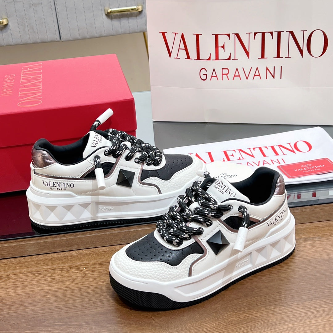 VALENTINO 25S GARAVANI ONE STUD XL PLATFORM SNEAKERS IN WHITE MIX BLACK LAMBSKIN - 35