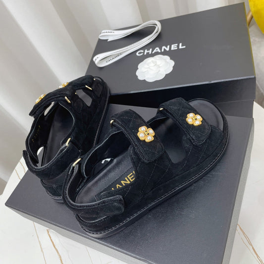 БОСОНІЖКИ CHANEL 26S З ЧОРНОЇ ЗАМШІ З ПЕРЛОВИМ КАМЕЛІЄВИМ ДЕКОРОМ