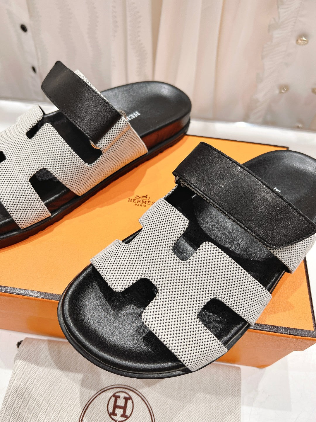 CHYPRE SANDAL BLACK LAMBSKIN AND SILVER DENIM - 34