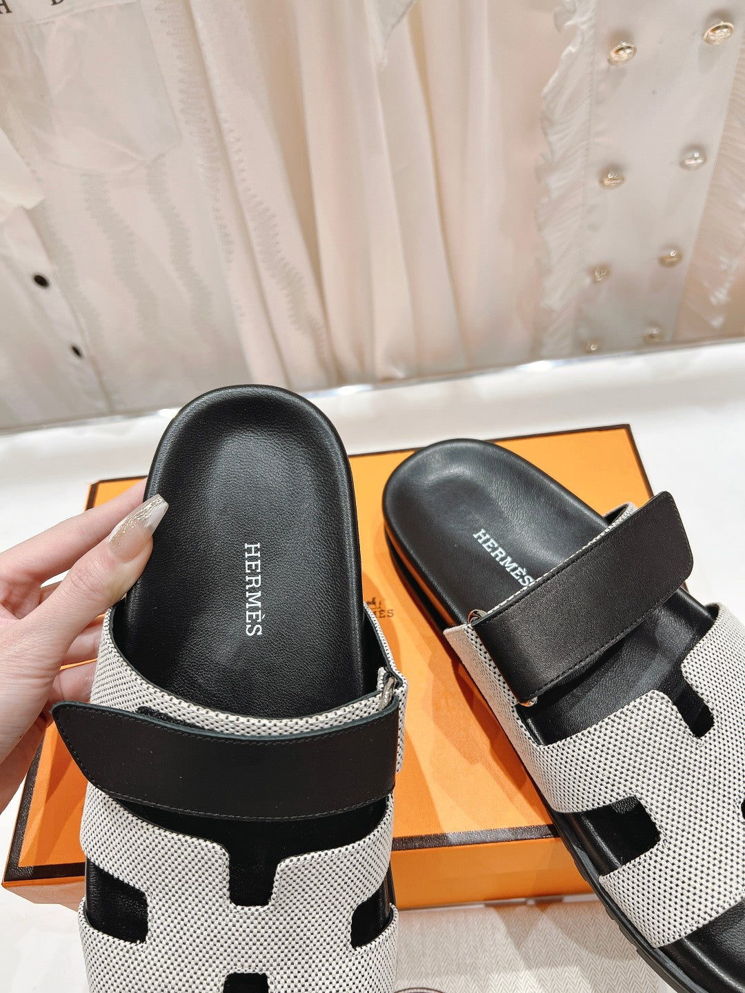 CHYPRE SANDAL BLACK LAMBSKIN AND SILVER DENIM - 34
