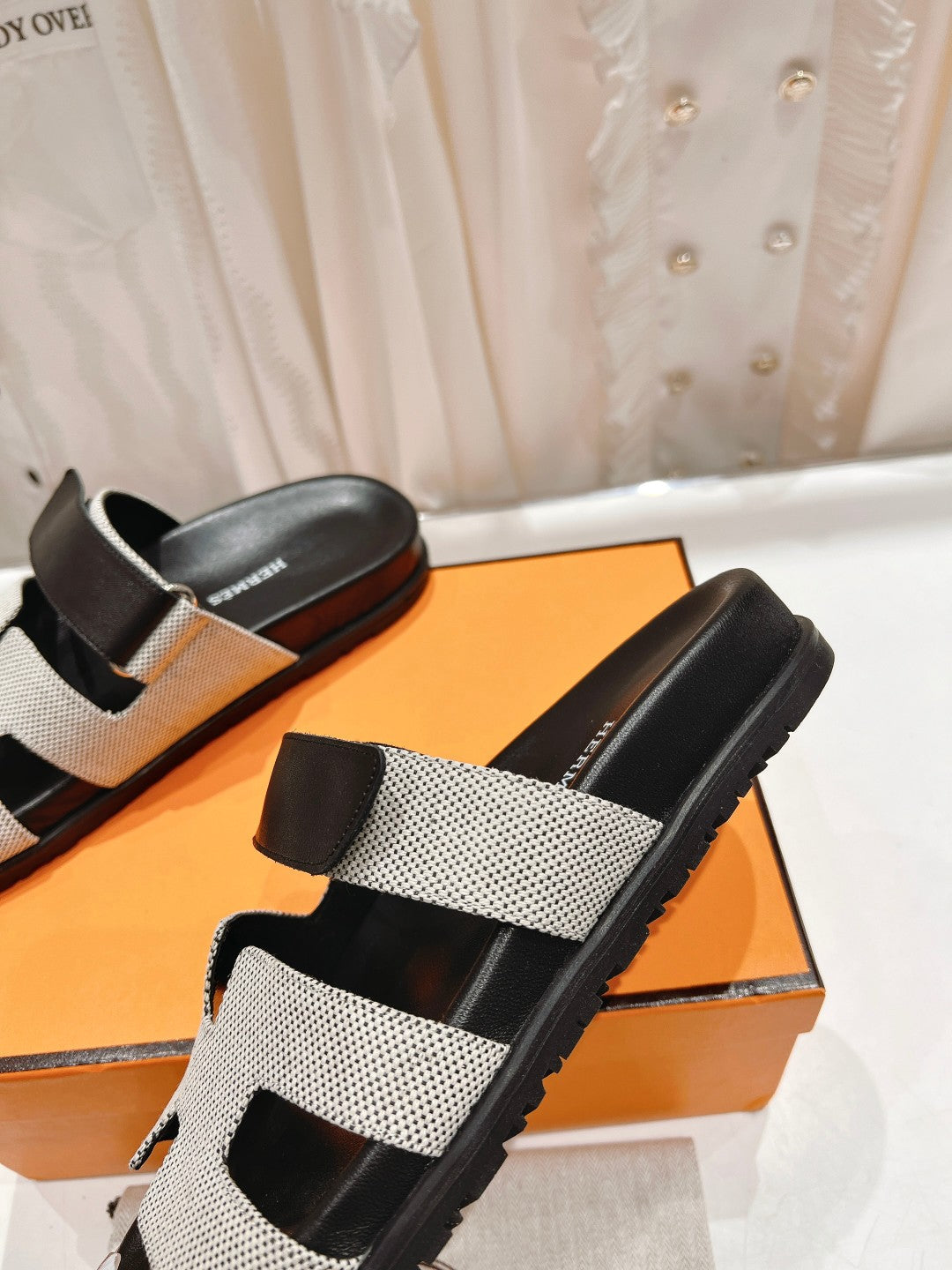 CHYPRE SANDAL BLACK LAMBSKIN AND SILVER DENIM - 34