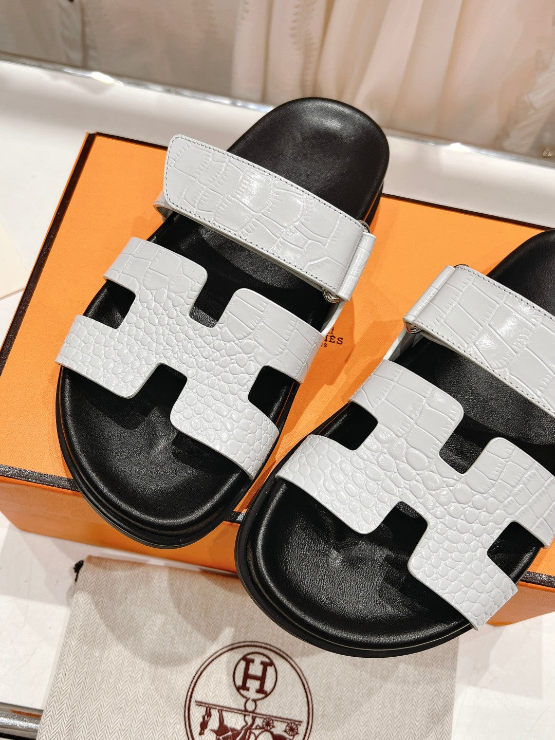 CHYPRE SANDAL BLACK AND WHITE LAMBSKIN - 34