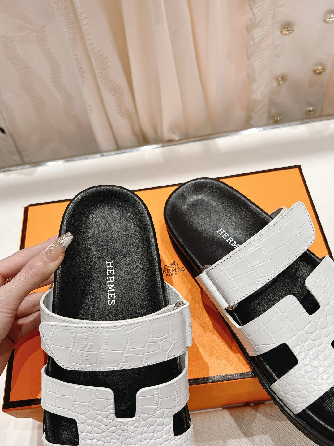 CHYPRE SANDAL BLACK AND WHITE LAMBSKIN - 34