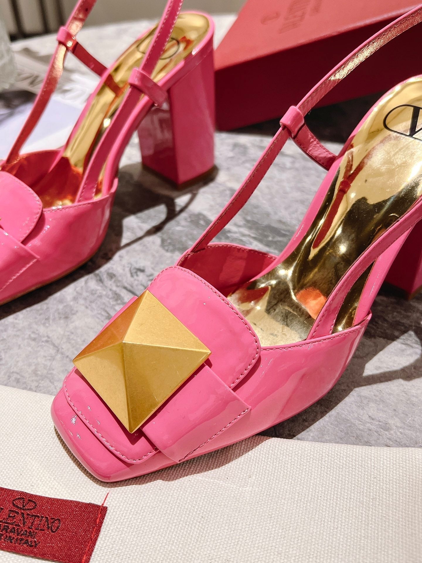 ONE STUD BRIGHT PINK PATENT LEATHER LACE-UP HIGH HEELS 85 MM - 34