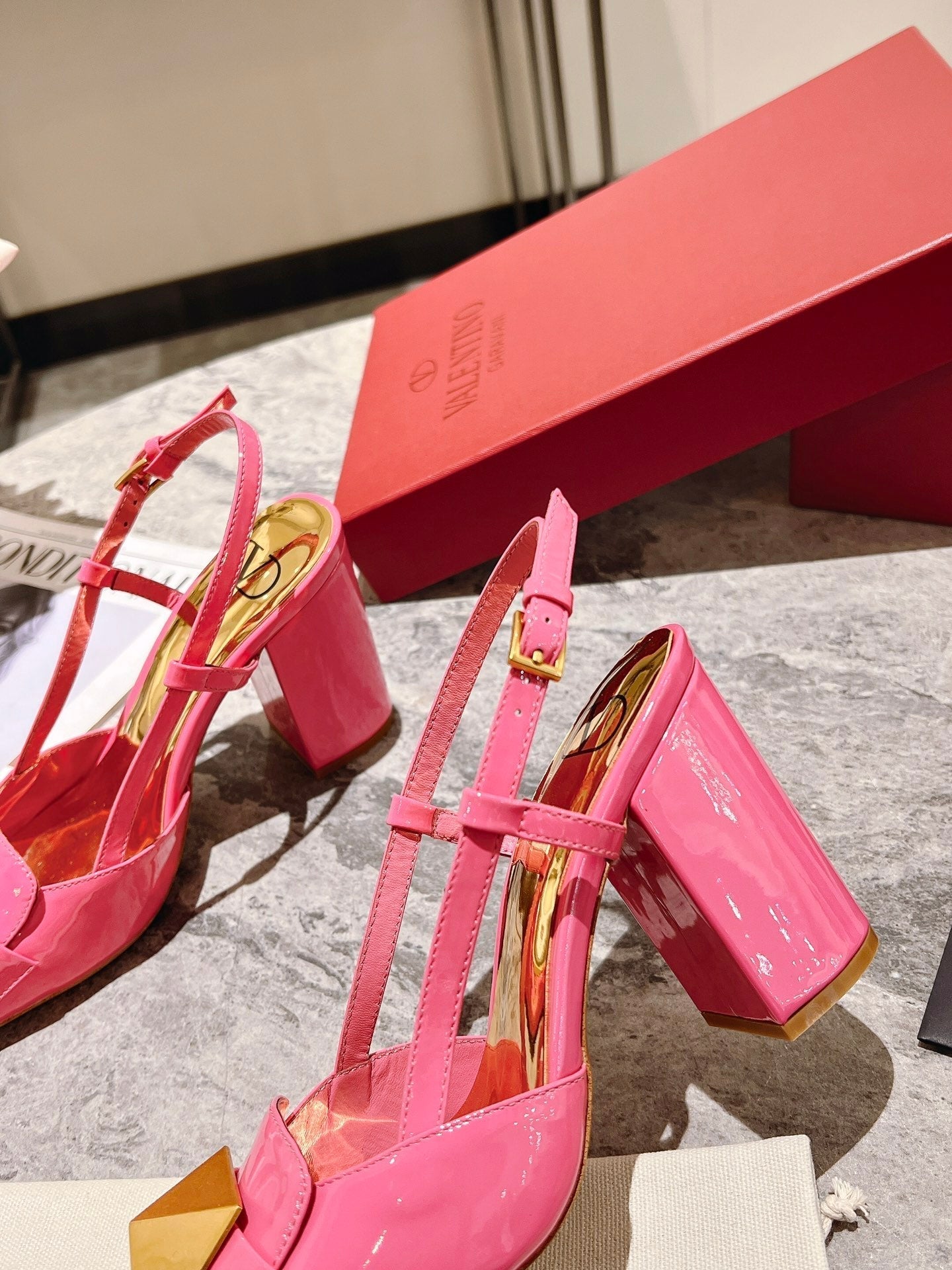 ONE STUD BRIGHT PINK PATENT LEATHER LACE-UP HIGH HEELS 85 MM - 34