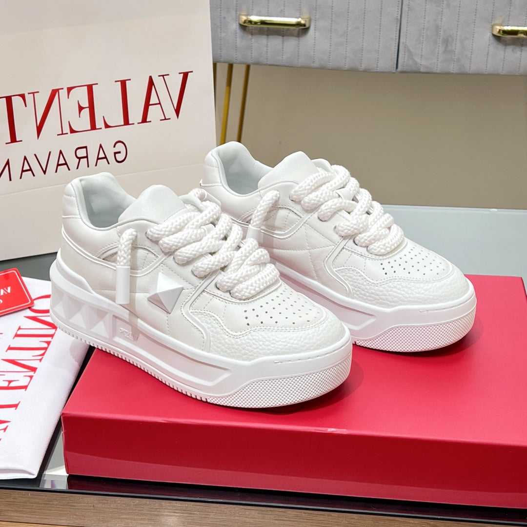 VALENTINO 25S GARAVANI ONE STUD XL PLATFORM SNEAKERS IN WHITE LAMBSKIN - 35