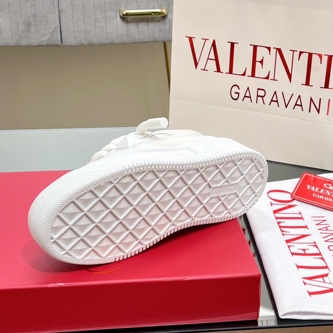 VALENTINO 25S GARAVANI ONE STUD XL PLATFORM SNEAKERS IN WHITE LAMBSKIN - 35
