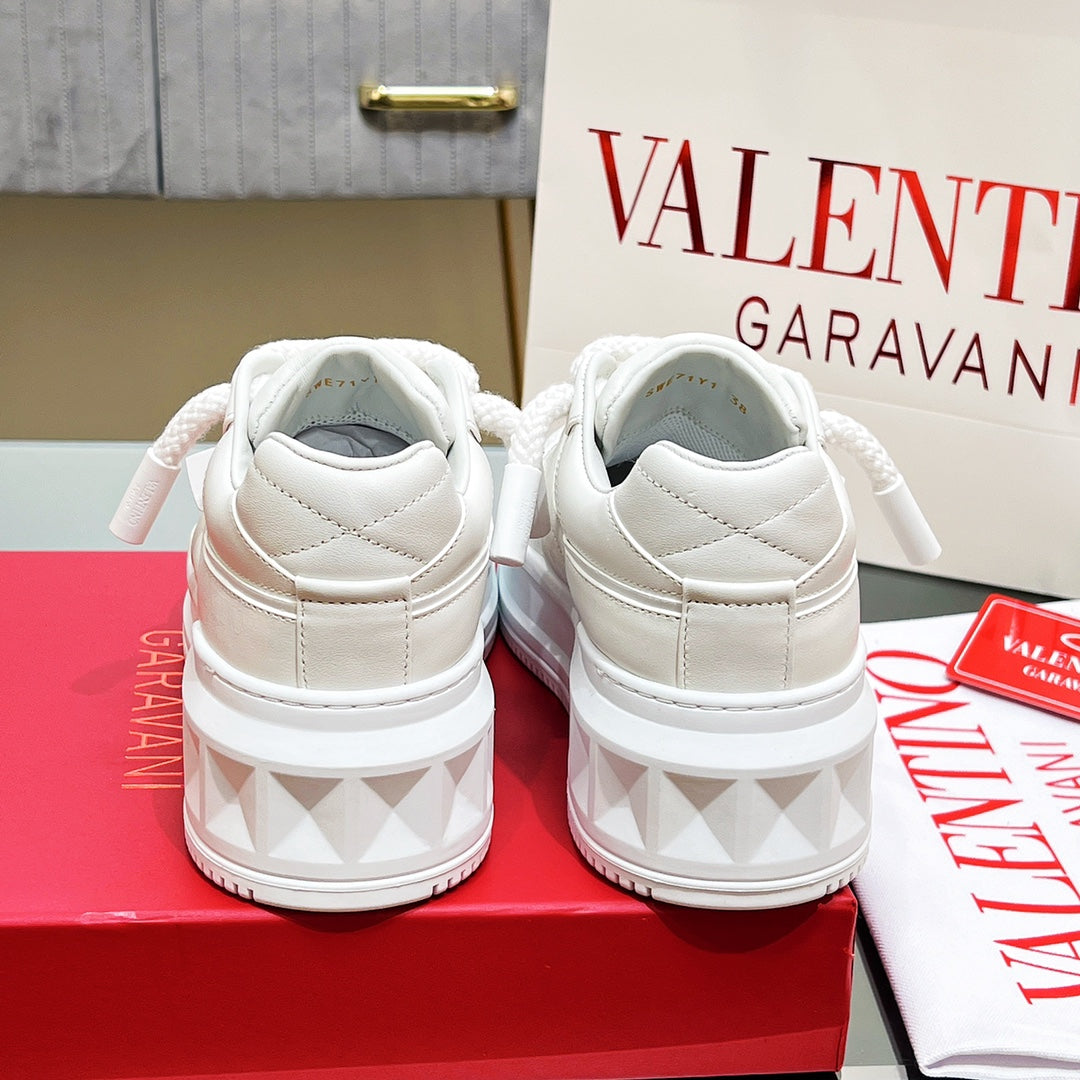 VALENTINO 25S GARAVANI ONE STUD XL PLATFORM SNEAKERS IN WHITE LAMBSKIN - 35